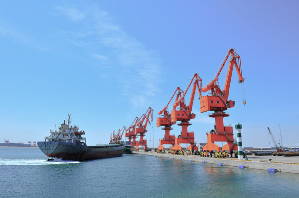 Port crane bridge and bulk carrier